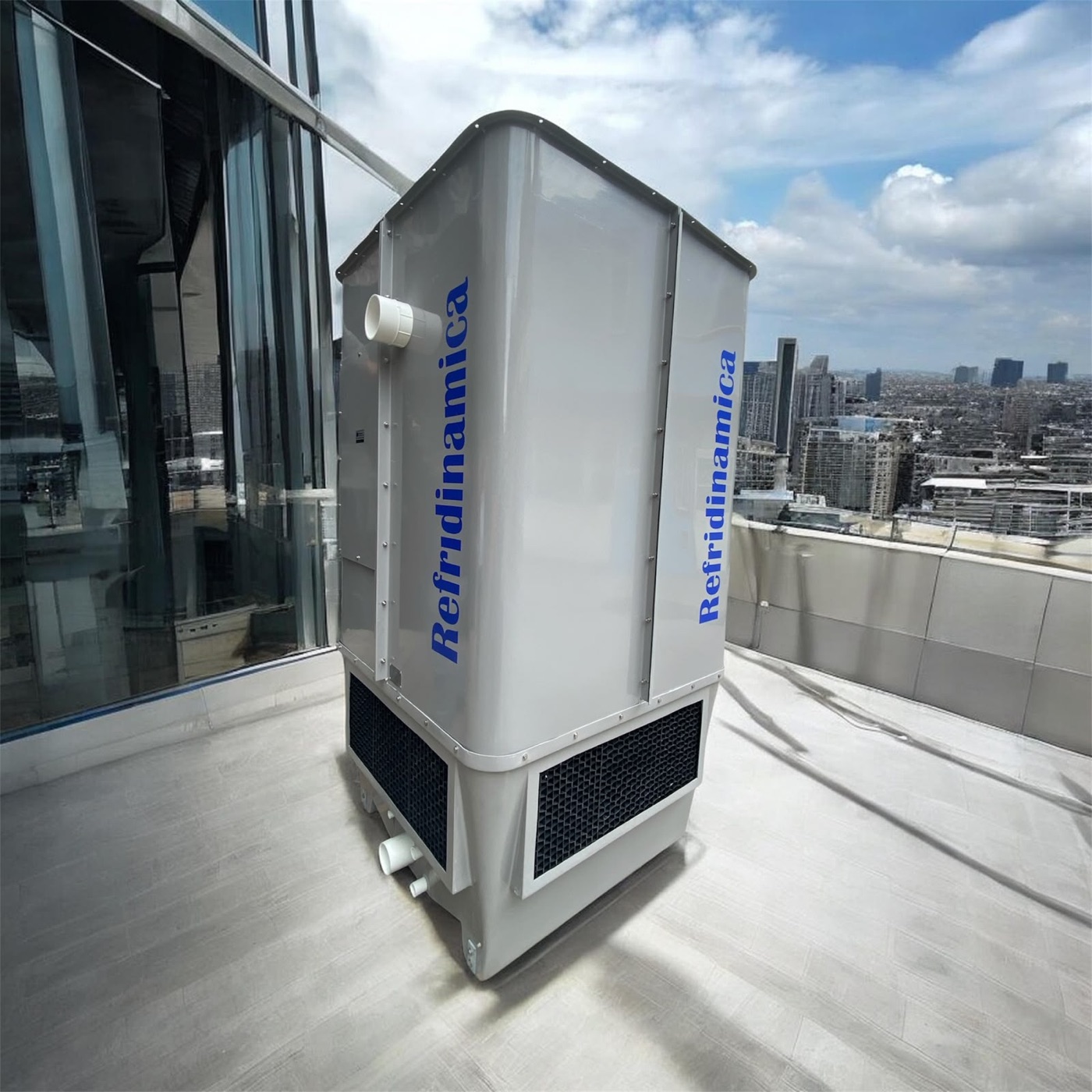 Torre de enfriamiento industrial de carcasa blanca de Refrigeración Dinámica S.A.S. instalada en una cubierta